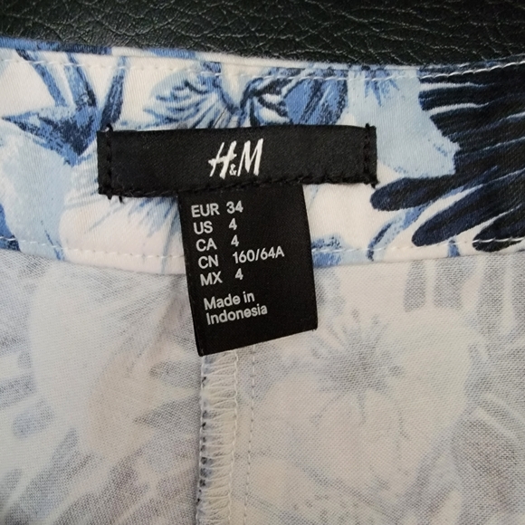 H&M High Waist shortie shorts.  Super cute summer pattern.  Size 4. - Picture 5 of 5